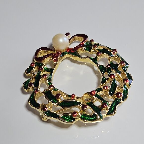 **Final Sale** Beautiful Vintage 1970's Faux Pearl Enamel Holiday Wreath Brooch - Picture 7 of 9